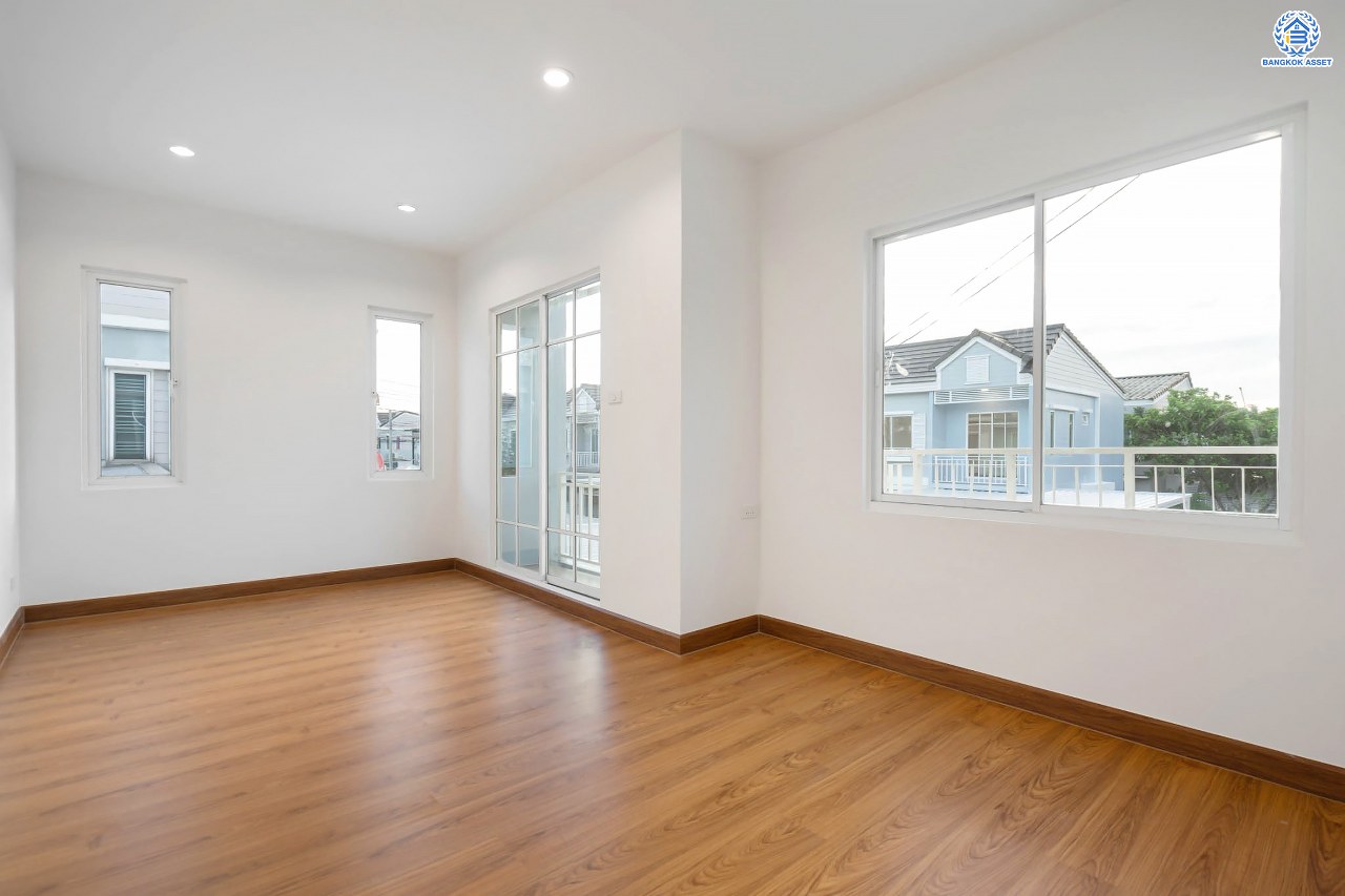 บ้านมือสองตกแต่งใหม่ โครงการ เดอะวิลเลจ แจ้งวัฒนะ-ติวานนท์ หลังมุม เนื้อที่ 55 ตร.ว. ดีไซน์ตอบทุกไลฟ์สไตล์ ฟังก์ชัน 3 ห้องนอน 2 ห้องน้ำ จอดรถได้ 2 คัน Living ชั้นล่างกว้างขวาง สามารถกั้นเป็นห้องเพิ่มได้สบาย ๆ บนทำเลติดถนนใหญ่ เชื่อมต่อทุกเส้นทาง ใกล้รถไฟฟ้าสายสีชมพู "สถานีแจ้งวัฒนะ-ปากเกร็ด28" และจุดขึ้นทางด่วน "ศรีสมาน"